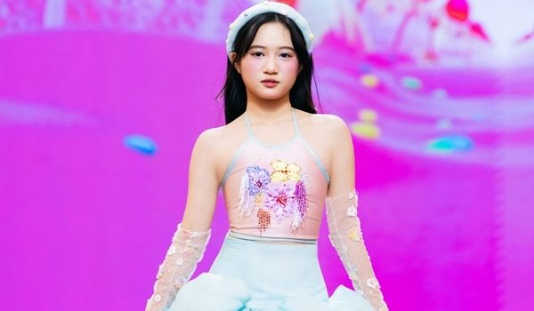 Người mẫu nhí Cheryl Dương gây ấn tượng với khán giả tại Gala Chào Xuân 2026