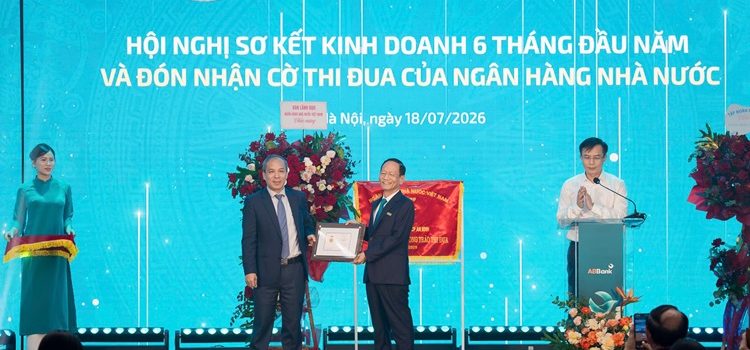 ABBank nhận Cờ thi đua của NHNN, ghi nhận nỗ lực đổi mới và phát triển bền vững